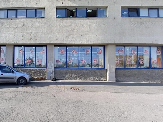 Оформление витрин магазина рекламными наклейками