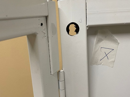 Магнитный информационный стенд с дверцами на замке 