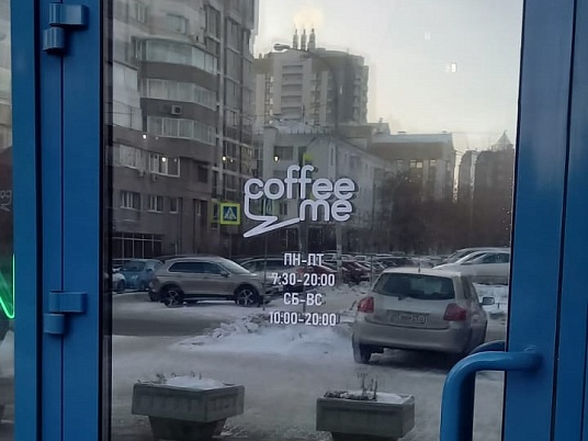 Оформление витрин магазина рекламными наклейками