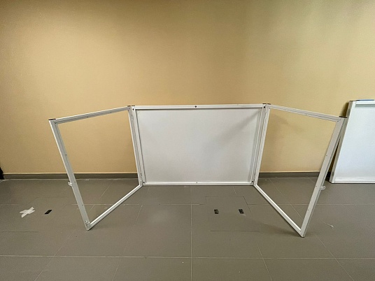 Магнитный информационный стенд с дверцами на замке 