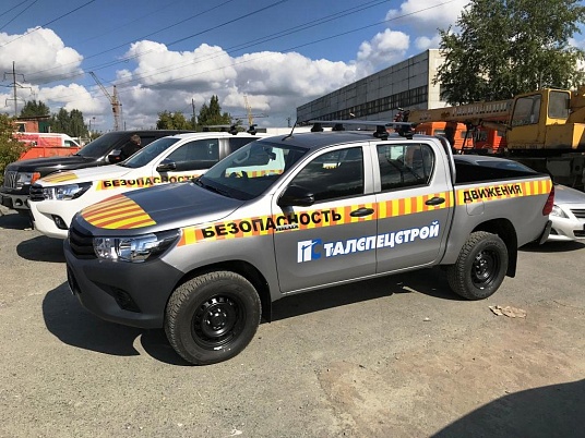 Брендирование автомобилей сопровождения прикрытия под ключ