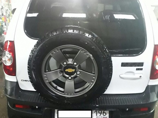 Реклама автомобиля Нива Шевроле компании Строй Эксперт