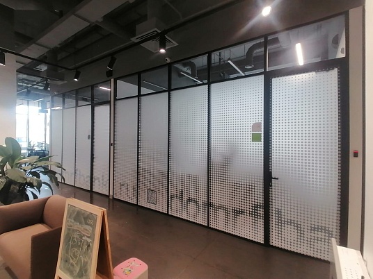 Брендирование офисных перегородок