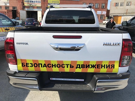 Брендирование автомобилей сопровождения прикрытия под ключ